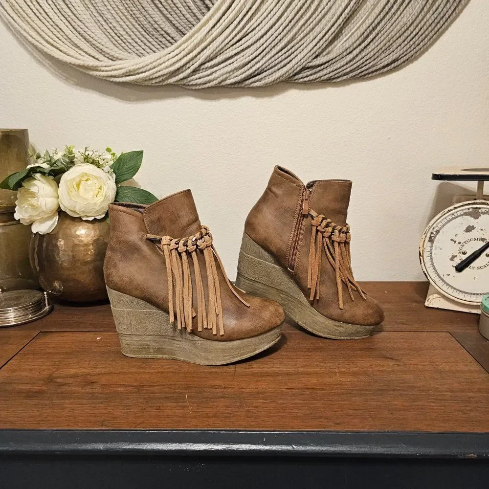 Sbicca Zing Fringe Wedge Bottie Sz 8